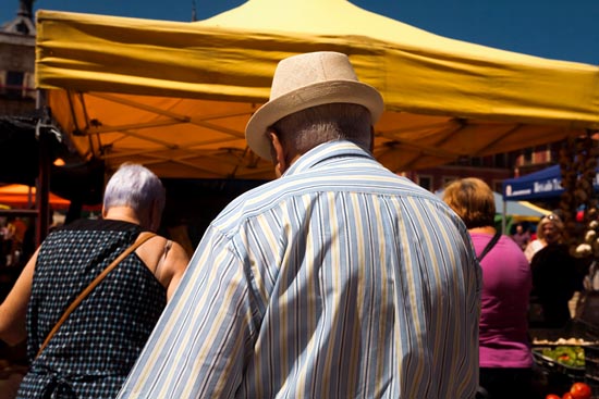 L'homme au chapeau au marché / Espagne (2019)