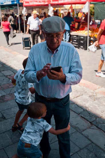 Le papi sur son smartphone et les mioches qui tournent autour / Espagne (2019)