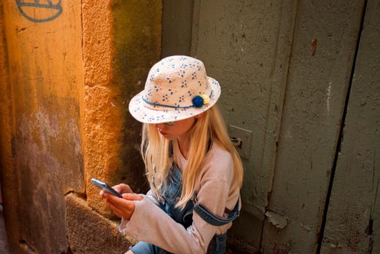 La fille au chapeau sur son smarthpone / Portugal (2019)