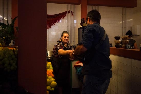 Vendeuse au Mercado Beira-Rio / Portugal (2019)