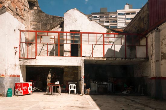 Cour au soleil et à l'ombre / Portugal (2019)