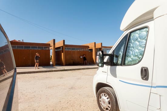 Remplir le jerrican à la douche / Portugal (2019)