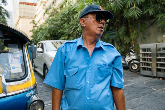 Le chauffeur de tuk-tuk en bleu / Thaïlande (2020)
