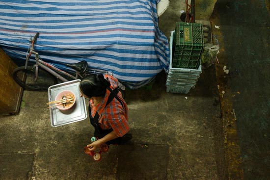 Bâche et serveuse / Thaïlande (2020)