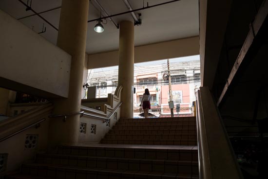 La dame qui sort du marché souterrain / Thaïlande (2020)