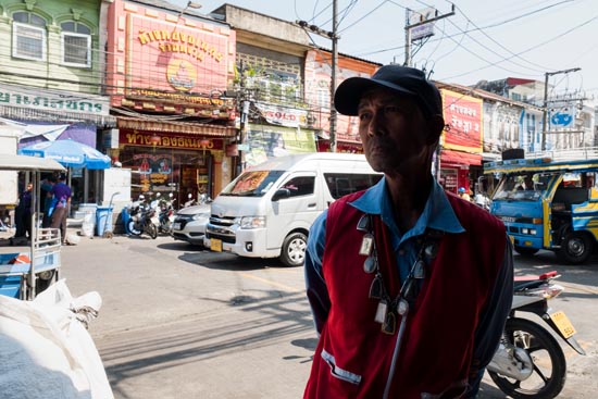 Le chauffeur de tuk-tuk aux amulettes autour du cou / Thaïlande (2020)