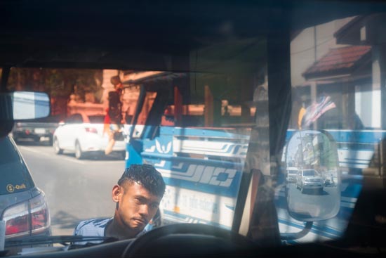 Passer entre les véhicules / Thaïlande (2020)