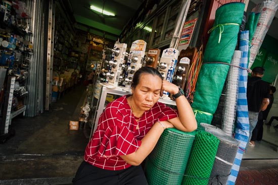 Dormir devant son shop / Thaïlande (2020)
