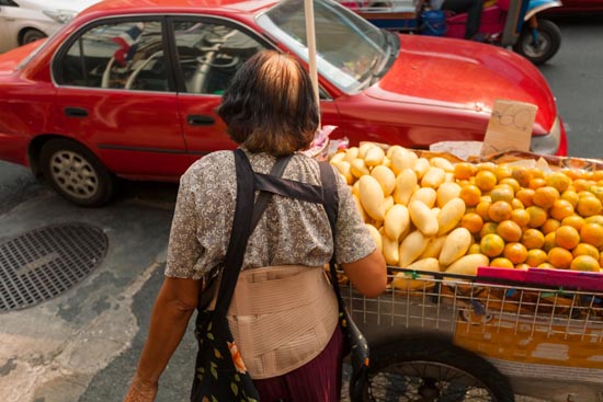 La vendeuse de fruits jaunes et oranges / Thaïlande (2020)