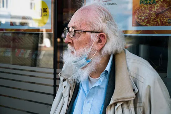 Le vieux au masque de barbe / Norvège (2021)