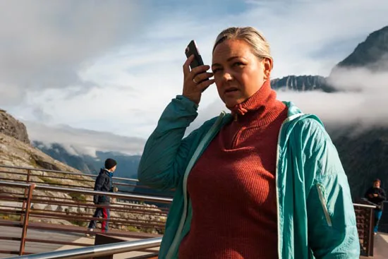 Smartphone Mountain, la femme qui écoute / Norvège (2021)