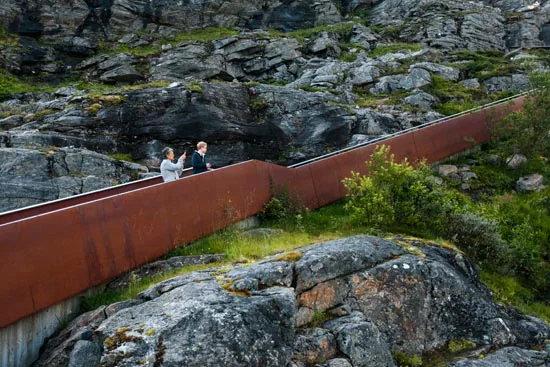 Smartphone Mountain, la dame et le gamin / Norvège (2021)