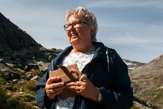 Smartphone Mountain, la mamie qui sourit / Norvège (2021)
