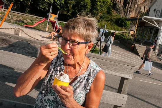 La dame sur le banc mangeuse de glace / Suède (2021)