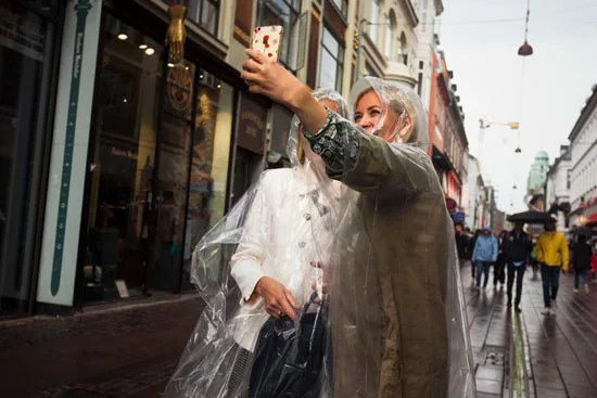 Transparent Plastoc Raincoat Selfie x 2 / Danemark (2021)