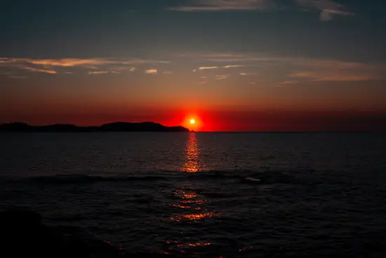 Coucher de soleil rouge / Corse (2023)