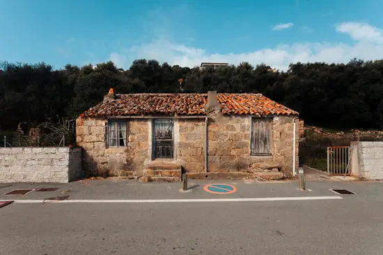 Petite maison peut-être abandonnée / Corse (2023)