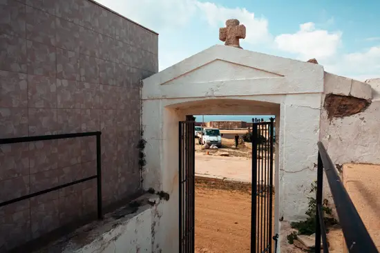 Sortie de cimetière / Corse (2023)