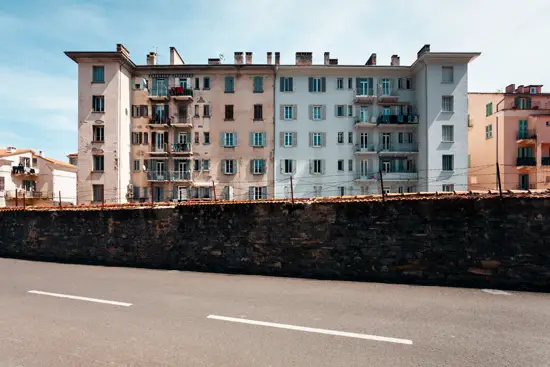 Immeuble corse derrière les barbelés / Corse (2023)