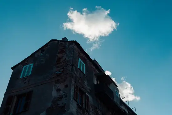 Maison sous les nuages / Corse (2023)