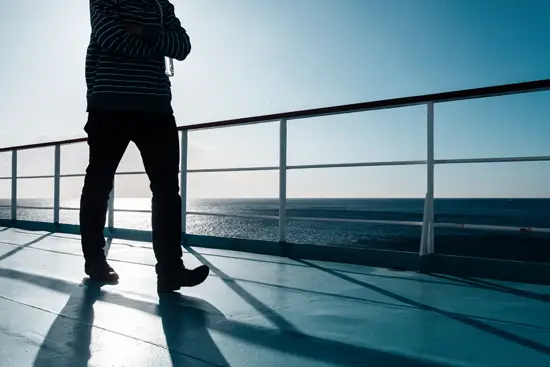 Marcher sur le pont du ferry / Corse (2023)