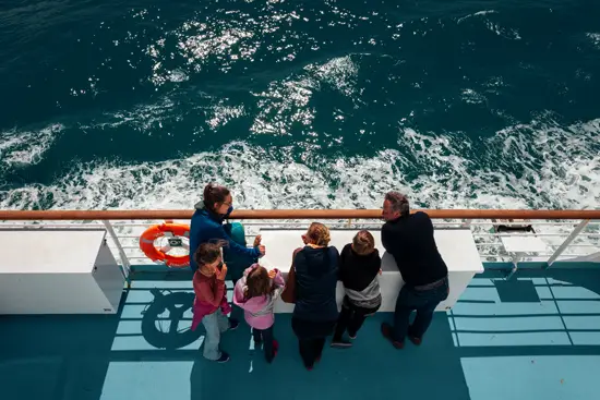 Discuter en famille sur le pont du ferry / Corse (2023)