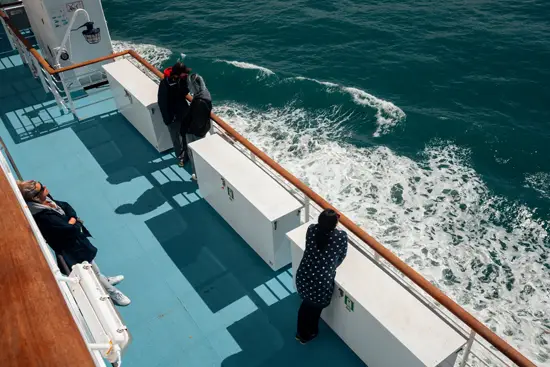 Bronzer sur le pont du ferry / Corse (2023)